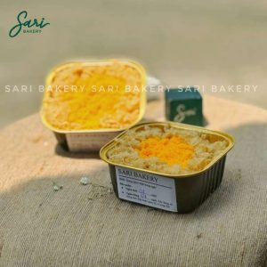 Bánh bông lan trứng muối mặn béo Sari Bakery ăn xế tiện lợi