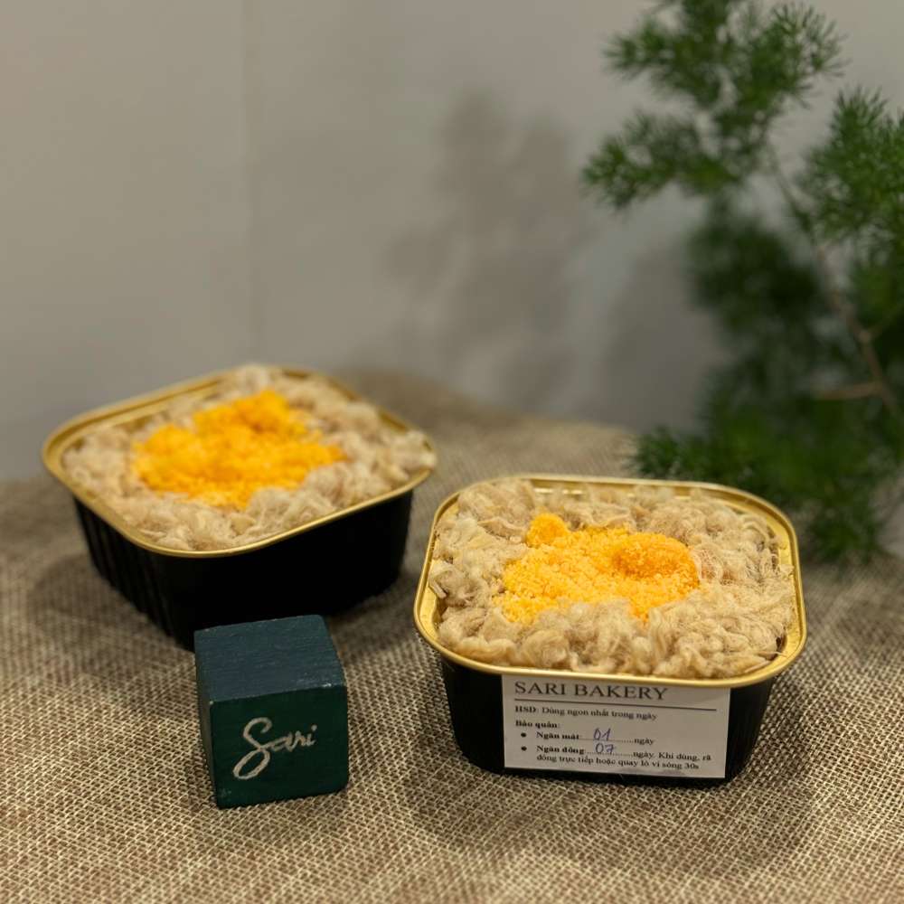 Bông lan trứng muối sốt phô mai Sari Bông lan trứng muối sốt phô mai Sari Bakery béo mặn vừa, dễ ăn