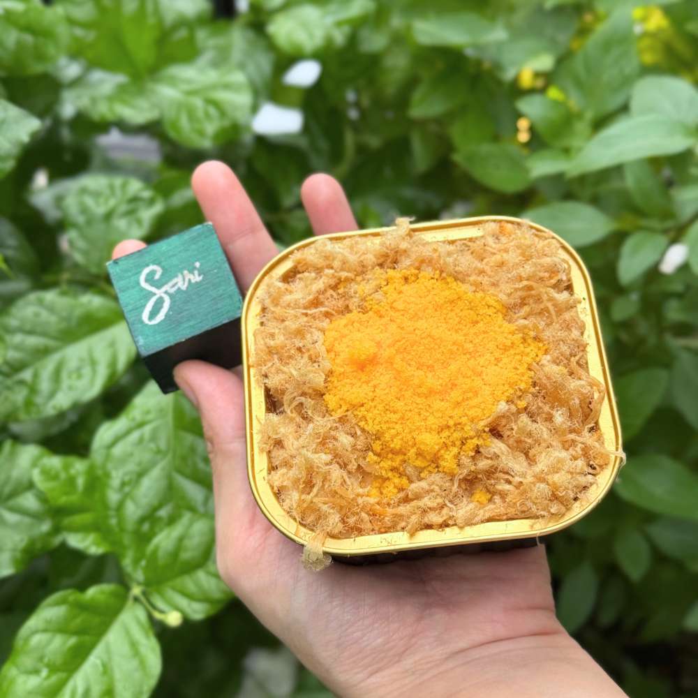 Bánh bông lan trứng muối Sari Bakery với sốt phô mai béo mịn và trứng muối nghiền Bánh bông lan trứng muối Sari Bakery với sốt phô mai béo mịn và trứng muối nghiền