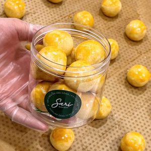 Bánh dứa viên handmade tại Sari Bakery, viên nhỏ tròn, vị dứa chua ngọt dễ ăn.