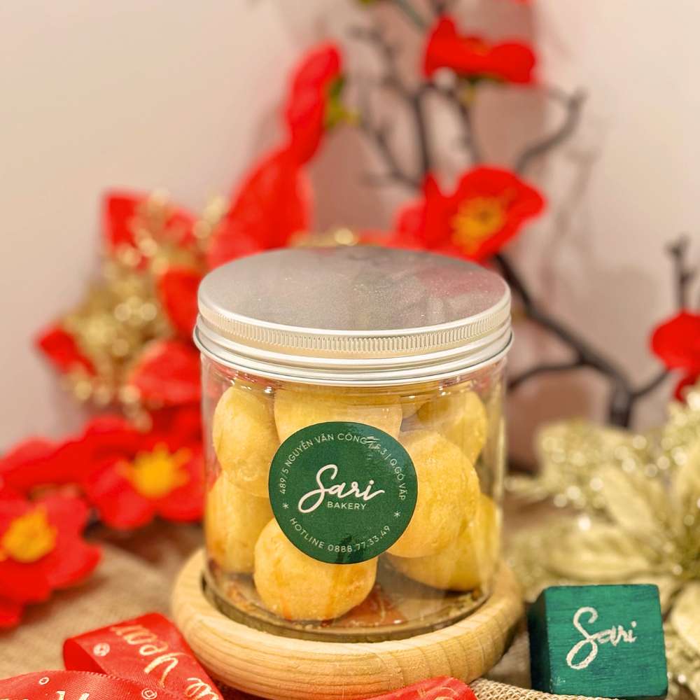 Bánh dứa viên hũ nhựa Bánh dứa viên Sari Bakery đựng hũ, tiện bảo quản và sử dụng hằng ngày.