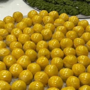 Bánh dứa viên sau khi nướng vàng đều, bề mặt mịn, giữ trọn hương dứa tự nhiên.