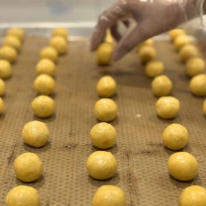 Quy trình tạo hình bánh dứa viên thủ công tại Sari Bakery trước khi nướng.