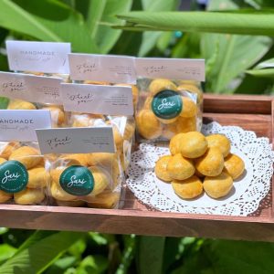 Bánh dứa viên Sari Bakery trưng bày khay và túi, bánh vàng đều, vị chua ngọt tự nhiên.