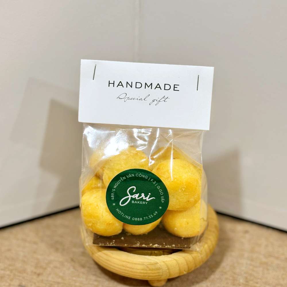 Bánh dứa viên Sari Bakery Bánh dứa viên handmade tại Sari Bakery, viên tròn vàng óng, đóng túi tiện lợi.