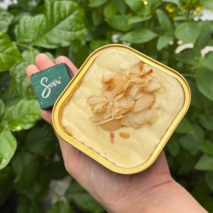 Bánh mousse sầu riêng tại Sari Bakery với lớp mousse mềm mịn, cốt chiffon và hạnh nhân lát rang.