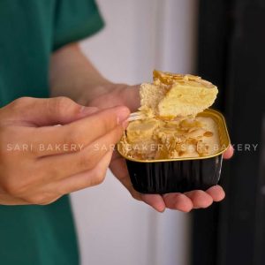 Bánh mousse sầu riêng tại Sari Bakery với lớp mousse mềm mịn, cốt chiffon và hạnh nhân lát rang.