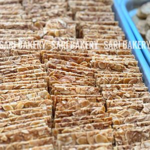 Bánh ngói hạnh nhân nhiều chiếc với kết cấu mỏng giòn, dễ ăn.