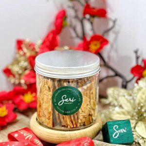 Bánh ngói hạnh nhân giòn mỏng dùng kèm trà hoặc cà phê.