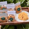 Bánh ngói hạnh nhân tại Sari Bakery với lát bánh mỏng giòn và hạnh nhân rang thơm bùi.