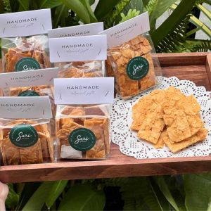 Bánh ngói hạnh nhân tại Sari Bakery với lát bánh mỏng giòn và hạnh nhân rang thơm bùi.
