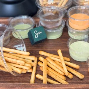 Bánh que chấm kem giòn tan tại Sari Bakery, snack ăn vặt phù hợp mọi lứa tuổi.