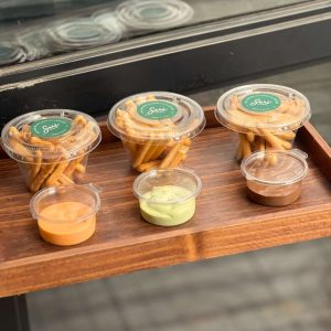 Kem chấm bánh que tại Sari Bakery gồm phô mai, hạt dẻ cười và chocolate.