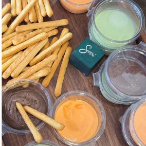 Bánh que chấm kem Sari Bakery với các vị phô mai, hạt dẻ cười và chocolate.