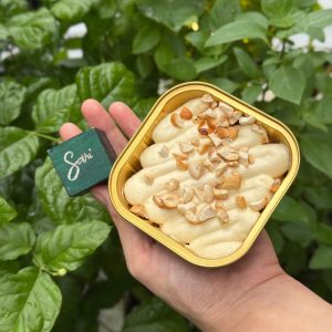 Hình ảnh bánh sầu riêng kem mặn tại Sari Bakery, bánh lạnh thủ công sử dụng sầu riêng tươi, kết cấu hài hòa, vị béo nhẹ và dễ ăn.