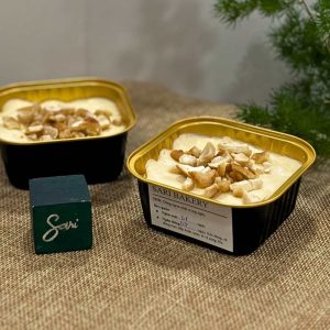 Hình ảnh bánh sầu riêng kem mặn tại Sari Bakery, bánh lạnh thủ công sử dụng sầu riêng tươi, kết cấu hài hòa, vị béo nhẹ và dễ ăn.