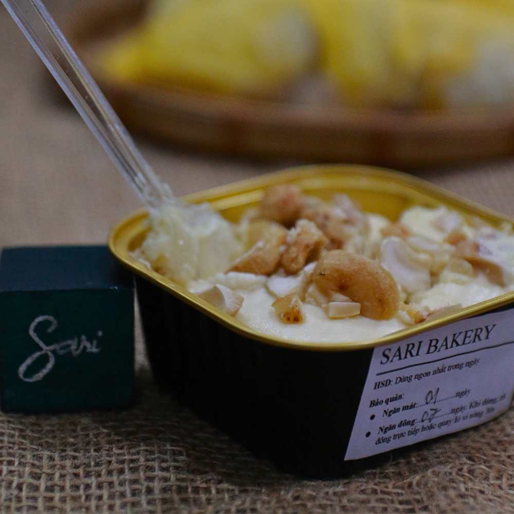 bánh sầu riêng kem mặn tại Sari Bakery với kết cấu đặc trưng, sầu riêng thơm nhẹ và bánh lạnh dễ ăn.
