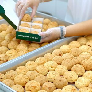 Bánh su sầu riêng nguyên chất tại Sari bakery, 100% nhân sầu riêng nguyên chất.