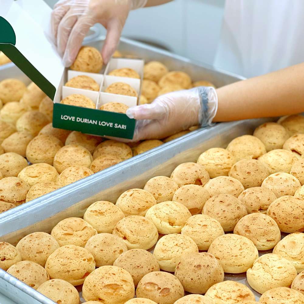 Bánh su sầu riêng nguyên chất Bánh su sầu riêng nguyên chất tại Sari bakery, 100% nhân sầu riêng nguyên chất.