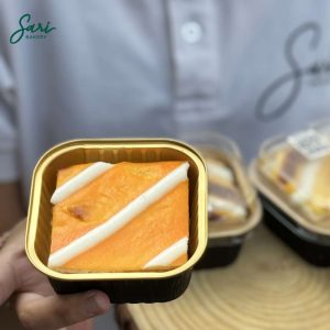 Cận cảnh bánh sữa chua nướng tại Sari Bakery với lớp phô mai nướng vàng óng.