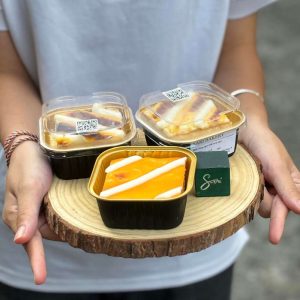 Set bánh sữa chua nướng Sari Bakery đóng hộp nhôm, tiện mang đi và làm quà tặng.