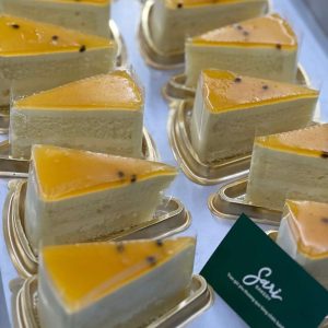 cheesecake sầu riêng tại Sari Bakery với kết cấu đặc trưng, sầu riêng thơm nhẹ và bánh lạnh dễ ăn.