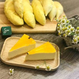 cheesecake sầu riêng tại Sari Bakery với kết cấu đặc trưng, sầu riêng thơm nhẹ và bánh lạnh dễ ăn.