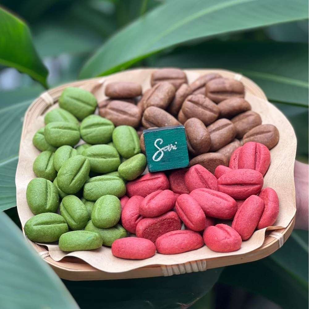 Coffee bean cookies cận cảnh Coffee bean cookies tạo hình hạt cà phê nhỏ xinh, giòn nhẹ, ít ngọt.