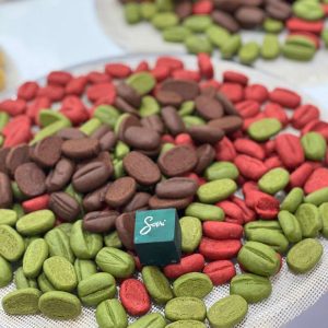 Coffee bean cookies mix vị cà phê, matcha và red velvet tại Sari Bakery.
