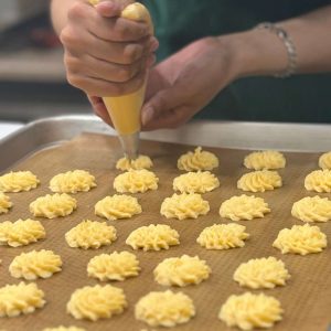 Cookies bơ được tạo hình thủ công trước khi nướng tại Sari Bakery.