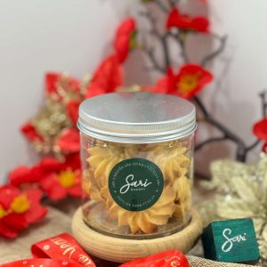 Cookies bơ Sari Bakery được bày kèm trang trí, phù hợp làm quà tặng dịp lễ.