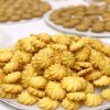 Cookies bơ thành phẩm với kết cấu giòn nhẹ và màu vàng đẹp mắt.