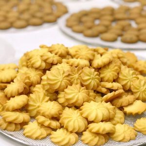 Cookies bơ thành phẩm với kết cấu giòn nhẹ và màu vàng đẹp mắt.