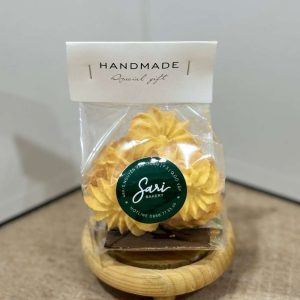 Cookies bơ Sari Bakery đóng gói với hình dáng đẹp, bánh giòn và thơm bơ tự nhiên.