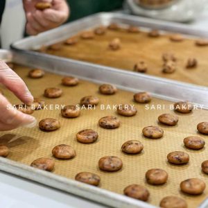 Cookies chocolate chip được tạo hình thủ công trước khi nướng tại Sari Bakery.