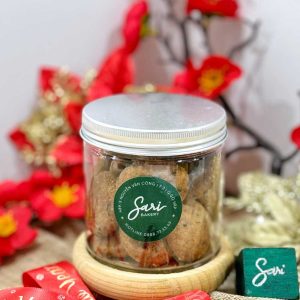 Cookies chocolate chip Sari Bakery được đựng trong hũ, tiện bảo quản và sử dụng dần.