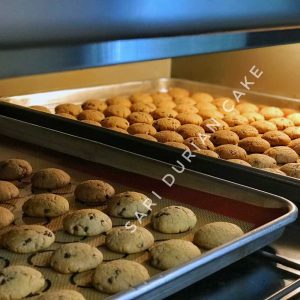 Cookies chocolate chip vừa nướng tại Sari Bakery với chocolate chip phân bố đều trong bánh.