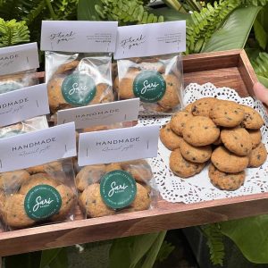 Cookies chocolate chip giòn mềm được bày trên bàn, phù hợp dùng kèm trà hoặc cà phê.