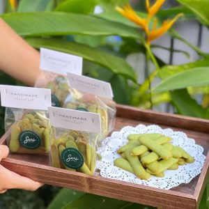 Cookies lưỡi mèo matcha giòn mỏng tại Sari Bakery, bánh trà xanh nhẹ vị và dễ ăn.