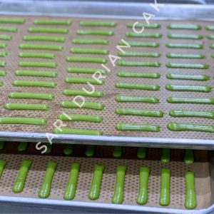 Cookies lưỡi mèo matcha được xếp khay và chuẩn bị nướng tại bếp Sari Bakery.