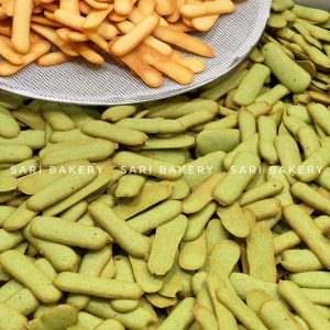 Cookies lưỡi mèo matcha giòn mỏng, màu xanh trà xanh tự nhiên và bề mặt bánh mịn.