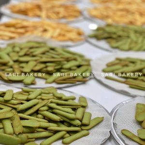 Cookies lưỡi mèo matcha được tạo hình thủ công trong quá trình chuẩn bị tại Sari Bakery. Cookies lưỡi mèo matcha được tạo hình thủ công trong quá trình chuẩn bị tại Sari Bakery.