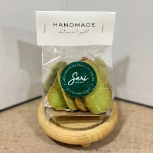 Cookies lưỡi mèo matcha Sari Bakery được đóng gói gọn gàng, tiện bảo quản và sử dụng.