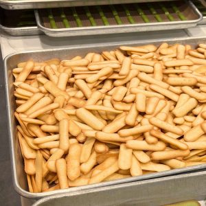 Cookies lưỡi mèo vani sau khi nướng tại Sari Bakery với màu vàng nhẹ và độ giòn mỏng.