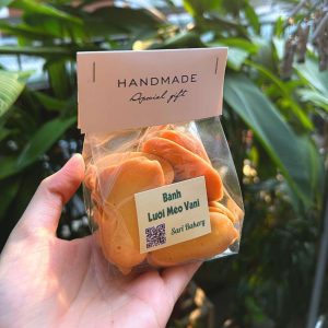 Cookies lưỡi mèo vani Sari Bakery được đóng gói gọn gàng, tiện mang đi.