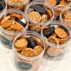 Set cookies mặn mix vị tại Sari Bakery, bánh cookies mặn giòn, dễ chia sẻ.