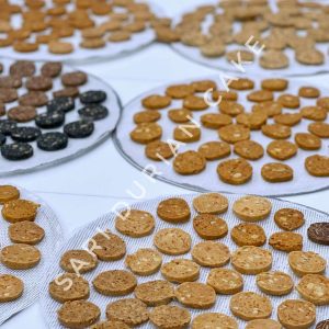 Cookies mặn mix vị Sari Bakery được nướng giòn, xếp khay theo từng hương vị.