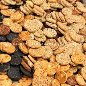 Cookies mặn mix vị với các loại bánh giòn như rong biển, trứng muối, hạnh nhân và tép mặn.
