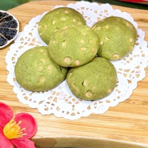 Cookies matcha chocolate chip giòn rụm với chocolate chip trắng, vị trà xanh thanh nhẹ.