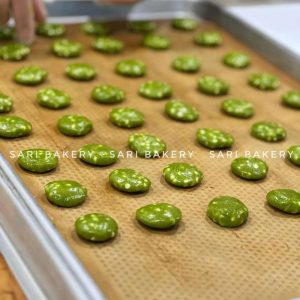 Cookies matcha chocolate chip được tạo hình và xếp khay trước khi nướng tại Sari Bakery.